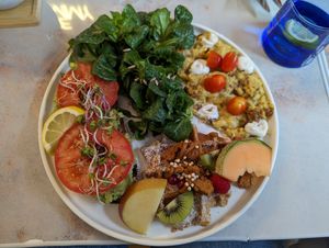 Trio mit veganem Rührei, Avocadobrot & Lotuskekswaffel at Tipu in Mannheim