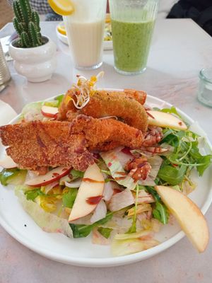Salat mit knusprigen austernpilzen und avocadostivk at Tipu in Mannheim