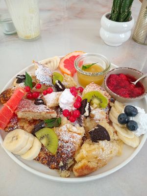 Kaiserschmarrn mit Apfelmus,heißen Himbeeren&co at Tipu in Mannheim