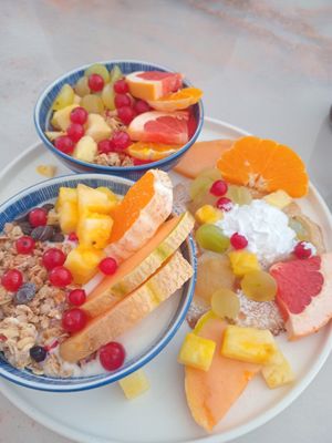 Breakfast trio: hafercrunch,bowl und apfelküchlein at Tipu in Mannheim