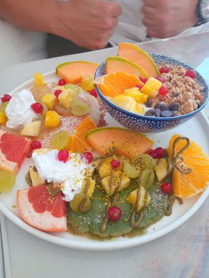 Breakfast Trio: hafercrunch,apfelküchlein und pistaziencrepe at Tipu in Mannheim