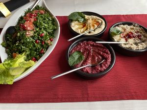 Salat und verschiedene Dips  at Royal Lebanon in Giessen