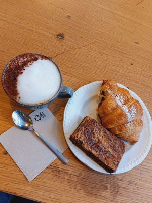 Capuccino, croissant nocciolatta et brownie choco cacahuetes at Origin - Coffee Shop Végétal in Strasbourg