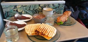 Panini, Chimichurri Sandwich und Schokokuchen. at Origin - Coffee Shop Végétal in Strasbourg
