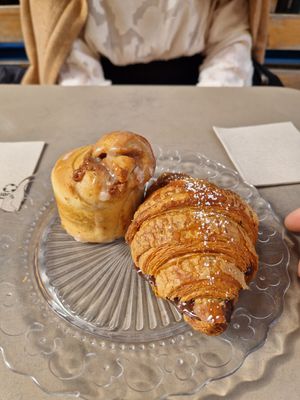 Cinnamon Roll / Croissant w Choc at Origin - Coffee Shop Végétal in Strasbourg