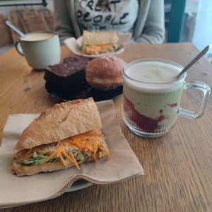 Matcha con frambuesa, bizcocho, bollo, bocadillo y latte at Origin - Coffee Shop Végétal in Strasbourg