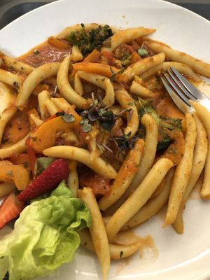 Mittagessen: Schupfnudeln mit Tomatensauce und Gemüse  at MiLaMü Lebensmittel.punkt in Muehldorf