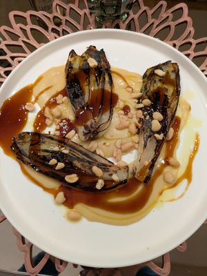 Indivia con arachidi, crema di ceci e aceto balsamico at Tierra in Matera