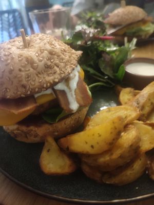 Burger with potatoes and aoli at Koko Green in Nice