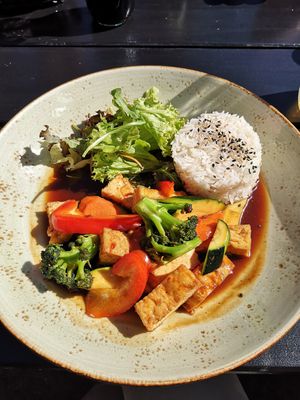Mittagstisch: Gemüse mit Tofu und Reis an Salat at Taumi Karlsruhe - Asia Fusion in Karlsruhe