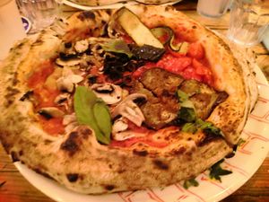Pizza vegana at SoHo Trattoria in Paris