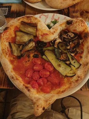 Vegan pizza at SoHo Trattoria in Paris