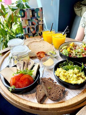 Een vegan lunchplank voor twee personen. Met o.a een hele lekkere scrambled tofu at Anne&Max in Groningen