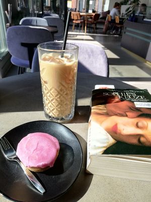 Vegan decaf iced latte + roze koek at Anne&Max in Groningen