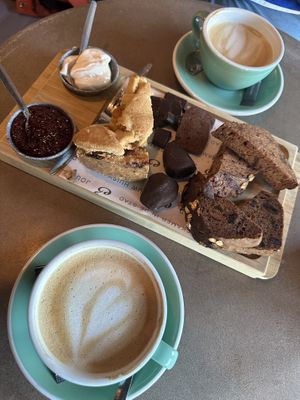 ‘Samen zoet', helemaal vegan en heerlijk!! Perfecte cappuccino ook!  at Anne&Max in Groningen