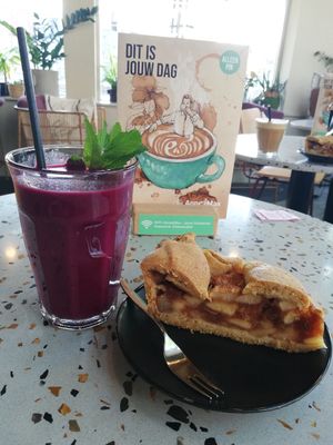 Focus juice & vegan apple pie at Anne&Max in Groningen
