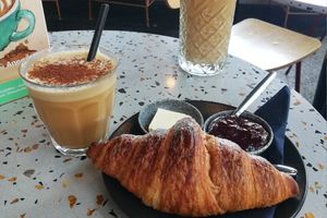 Iced capuchino with oatmilk and the vegan croissant with vegan butter & jelly at Anne&Max in Groningen