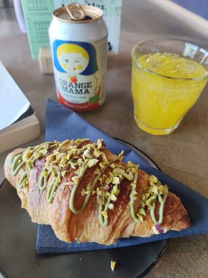 Pistachio Croissant and Orange Mama lemonade at Anne&Max in Groningen