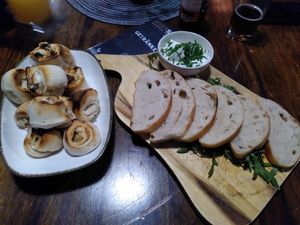 Stüblinge (Pizzabrötchen mit Pilzen und Knoblauchdip gebacken, vegan) und Brotzeit mit veganem Knoblauchdip at Riverside Bramsche in Bramsche