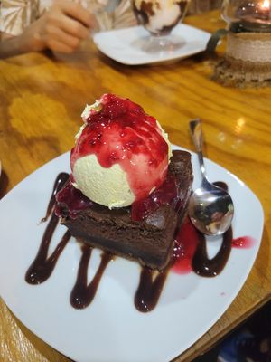 tarta de chocolate con helado, el helado estaba bueno pero la tarta no sabía a nada at Vegarden in Medellin