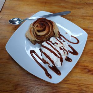 Rollo de canela con helado at Vegarden in Medellin