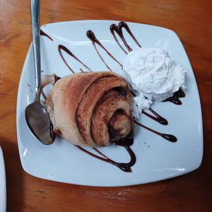 Rollo de canela con helado at Vegarden in Medellin