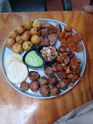 Picada paisa, 10/10
Papa criolla, arepas y diferentes proteínas vegetales (imitación chorizo, chicharrón y chicharrines) at Vegarden in Medellin