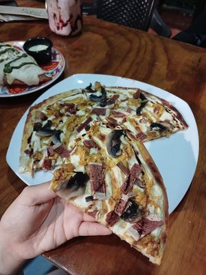 Pizza mostaza- tocineta, 10/10 at Vegarden in Medellin