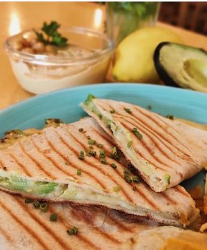 Quesadilla de abacate e humús.  at Café n.°5  in Leiria