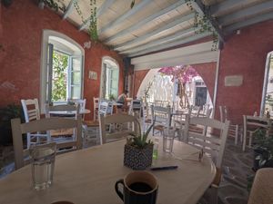 the covered outdoor area at Triporto in Ios