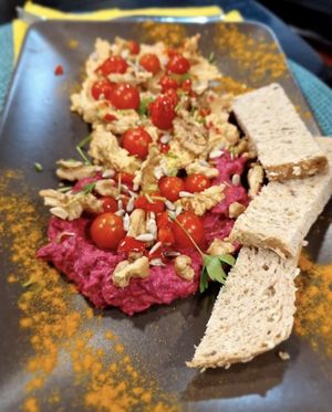 Hummus plate for 5€ is slightly different every time you have it here  at Veganicelos in Setubal