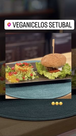 Cheese burger 6€  at Veganicelos in Setubal