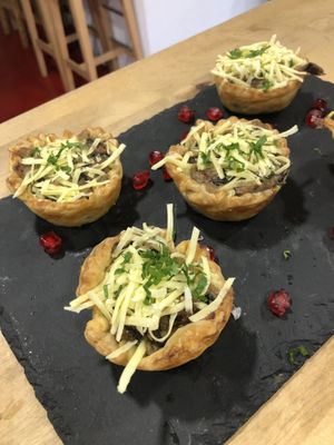 Farm to table neotraditional cost efective low carbon footprint restaurant/bar/shop  at Veganicelos in Setubal