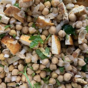 4€ Salada de grão com tofu fumadosalsa e pão | 4€ Chickpeas salat with bread  at Veganicelos in Setubal
