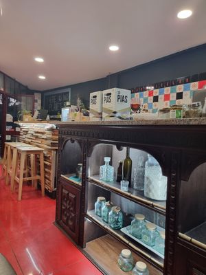 Restaurant indoor bar pult, SóPias vine tinto/branco white/red glass 0,2l 1,5€  at Veganicelos in Setubal