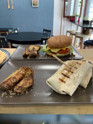 Cheese burger 9€ , wrap 6€  at Veganicelos in Setubal