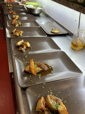 Burgers and wraps are with baked potatos on side(acompanhada de batata de forno) looks like this  at Veganicelos in Setubal