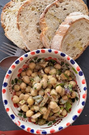Salada de grão ~ chickpeas salat  at Veganicelos in Setubal