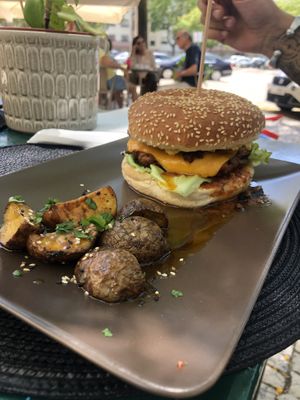 Cheese burger com Beyond Meat e Violife queijo.  at Veganicelos in Setubal