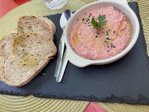 Hummus con pane   at Veganicelos in Setubal