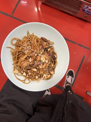 Linguini Teriaki with mushrooms, peanuts, red onion  at Veganicelos in Setubal