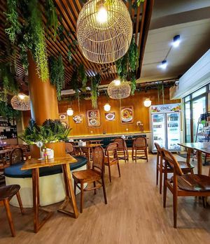 Indoor dining room at Thammachat Vegetarian Food ธรรมชาติ อาหารเจ พัทยาเหนือ in Pattaya