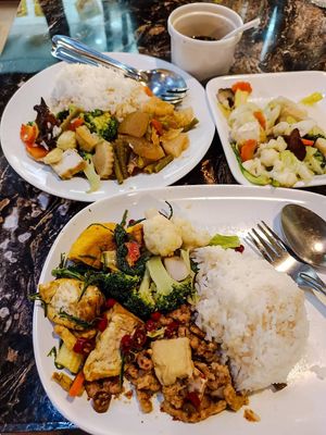 Lunch at Thammachat Vegetarian Food ธรรมชาติ อาหารเจ พัทยาเหนือ in Pattaya