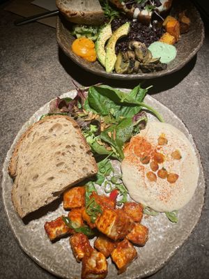 Sweet chili tofu con Hummus de la Semana  at Honest Greens - Gran Via in Madrid