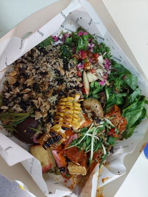 Uber order: chili tofu and tons of veggies at Honest Greens - Gran Via in Madrid