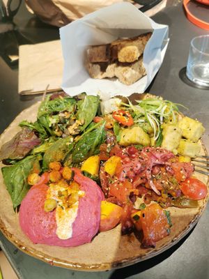 Market plate with tofu, tomato salad and hummus of the week at Honest Greens - Gran Via in Madrid