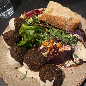 Plato con falafel, boniato asado y ensalada/pan  at Honest Greens - Gran Via in Madrid