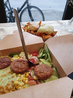 Unglaublich leckere und sattmachende Bowl + Pommes 😋 at Gustav Grün in Osnabrueck