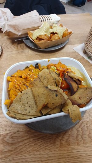 Wedges mit Avocado-Hummus und die "Matrosen"-Bowl mit veggie Kebab at Gustav Grün in Osnabrueck