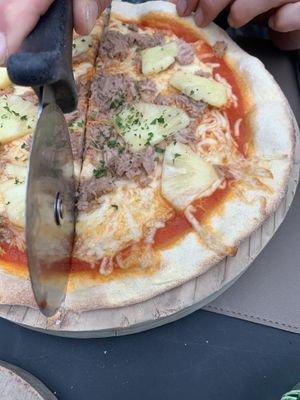 Verse pizza’s te verkrijgen vegan en vegetarisch (deze is de boyfriends pizza not veggie 😪)  at À Terra Furnas in Sao Miguel